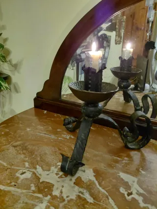 Candelabro de hierro forjado y latón