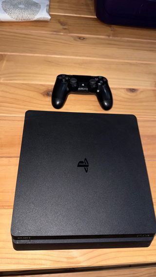 PS4 Slim 1TB 3 mandos y 12 juegos.