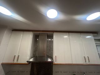 Armarios de cocina blancos y marrones