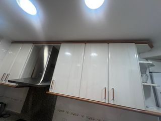 Armarios de cocina blancos y marrones