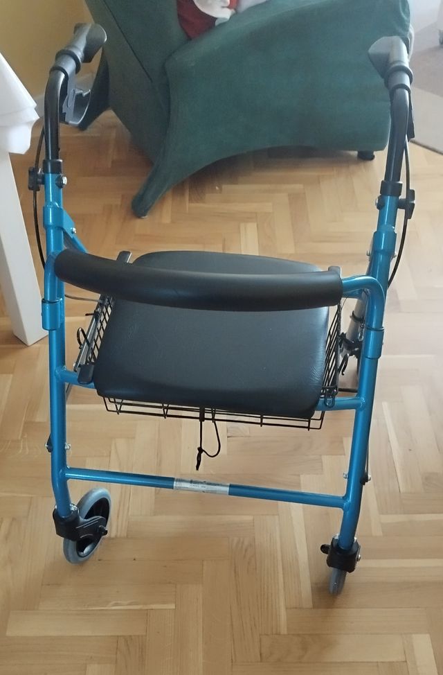 Andador con asiento y respaldo