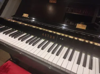 Piano Astor Negro