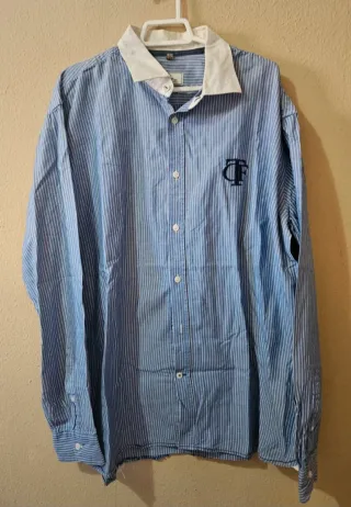 Camisa de rayas azul y blanca