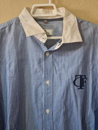 Camisa de rayas azul y blanca