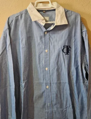 Camisa de rayas azul y blanca