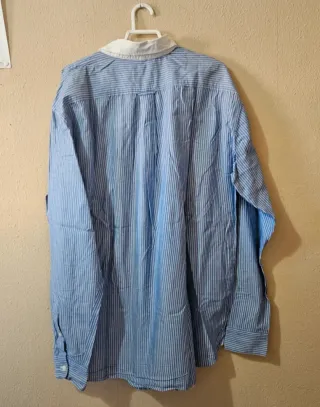 Camisa de rayas azul y blanca