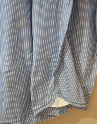 Camisa de rayas azul y blanca