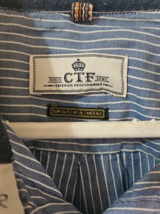 Camisa de rayas azul y blanca