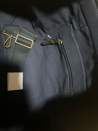 Bolsa deporte TH azul y zapatillas running Hoka