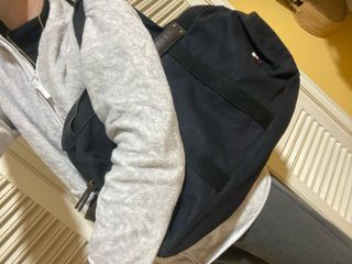 Bolsa deporte TH azul y zapatillas running Hoka