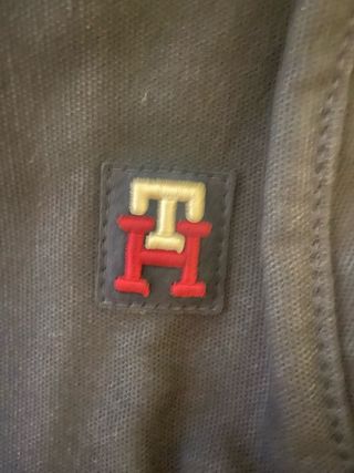 Bolsa deporte TH azul y zapatillas running Hoka