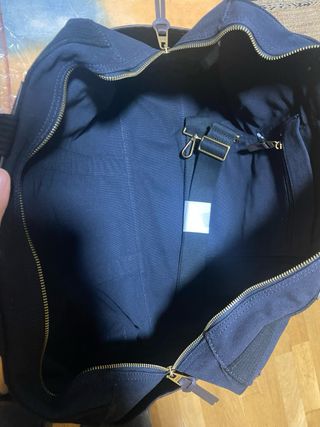 Bolsa deporte TH azul y zapatillas running Hoka