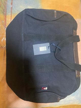 Bolsa deporte TH azul y zapatillas running Hoka