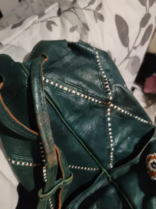 Mochila de cuero verde con diseños