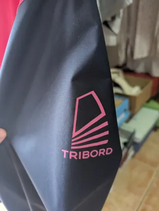 Cortavientos negro y rosa