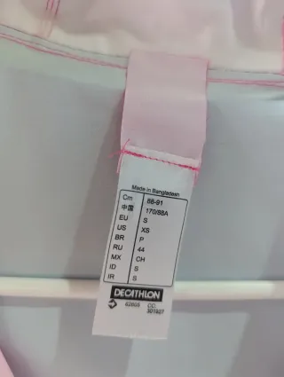 Cortavientos negro y rosa