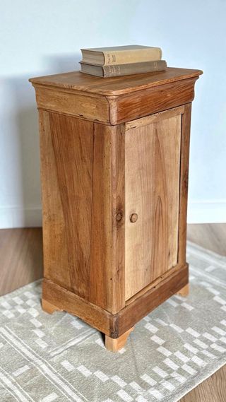 Mesita de noche antigua decapada