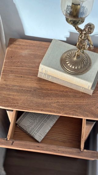 Mesita de noche antigua decapada