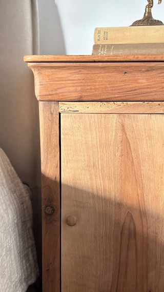 Mesita de noche antigua decapada