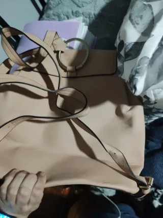 Mochila beige con bolsillo frontal