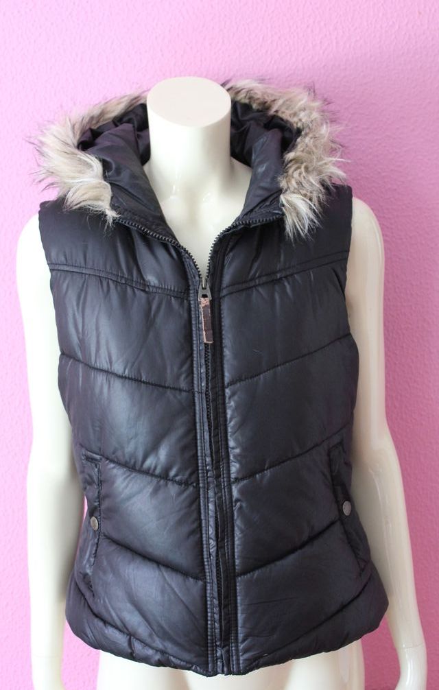 Chaleco negro con capucha y pelo