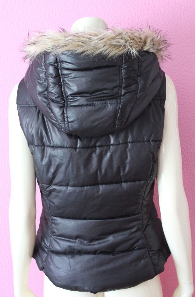 Chaleco negro con capucha y pelo