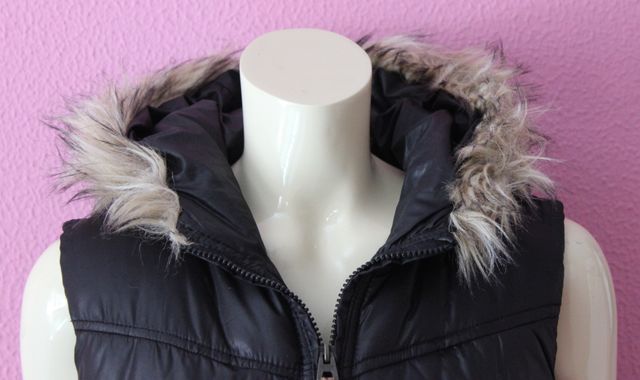 Chaleco negro con capucha y pelo