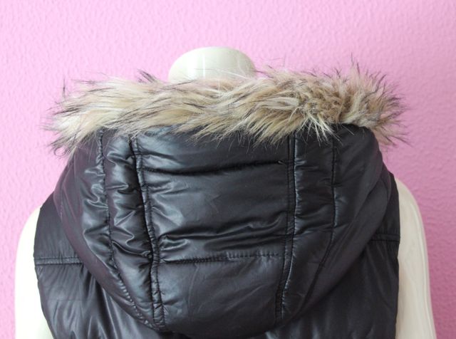 Chaleco negro con capucha y pelo