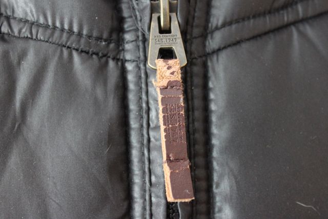 Chaleco negro con capucha y pelo