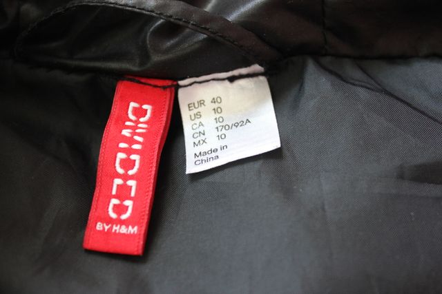 Chaleco negro con capucha y pelo