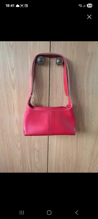 Bolso de mano rojo
