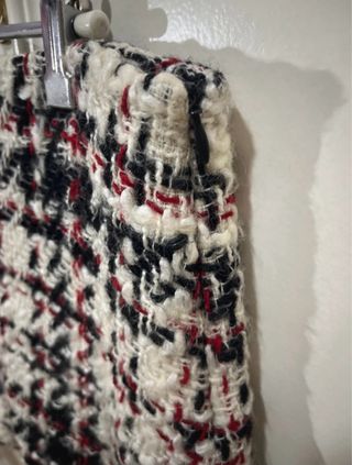 Falda Tweed Zara blanca negra y roja