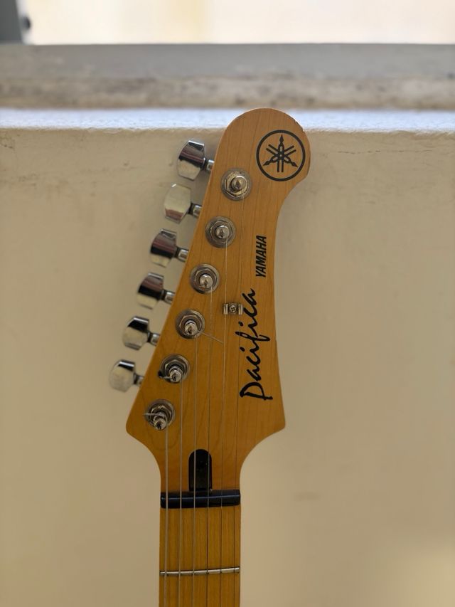Guitarra Eléctrica Yamaha Pacifica + Amplificador.