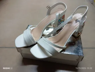 Sandali bianchi con tacco e strass