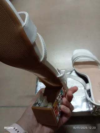 Sandali bianchi con tacco e strass