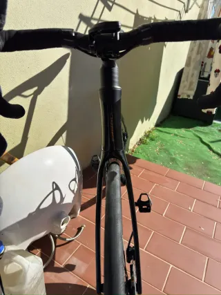 Bicicleta de carretera negra