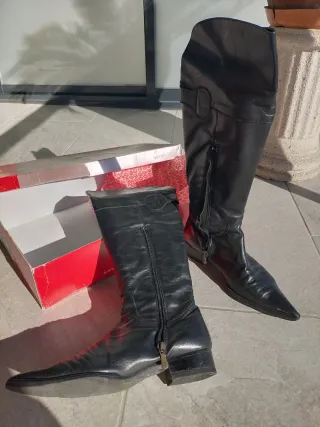 Botas altas punta fina.