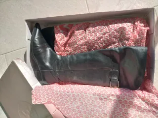 Botas altas punta fina.