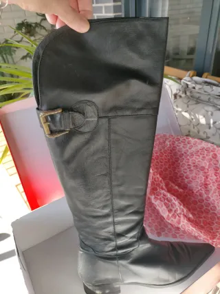 Botas altas punta fina.