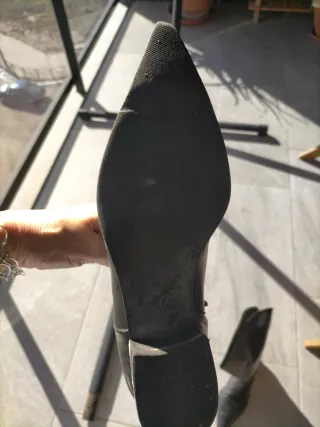 Botas altas punta fina.