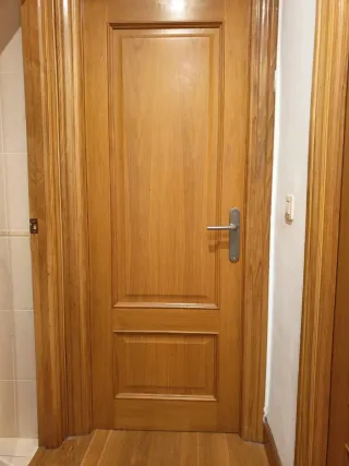 Puertas madera roble con manilla plateada