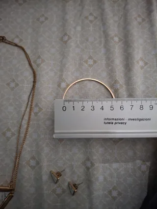 Bracciale rigido con pietre bianche