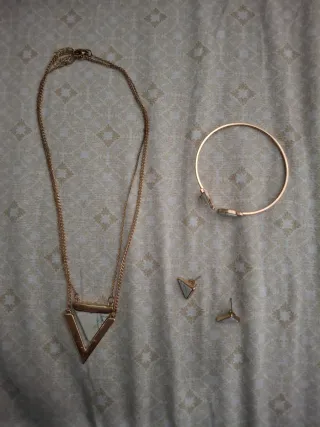 Bracciale rigido con pietre bianche