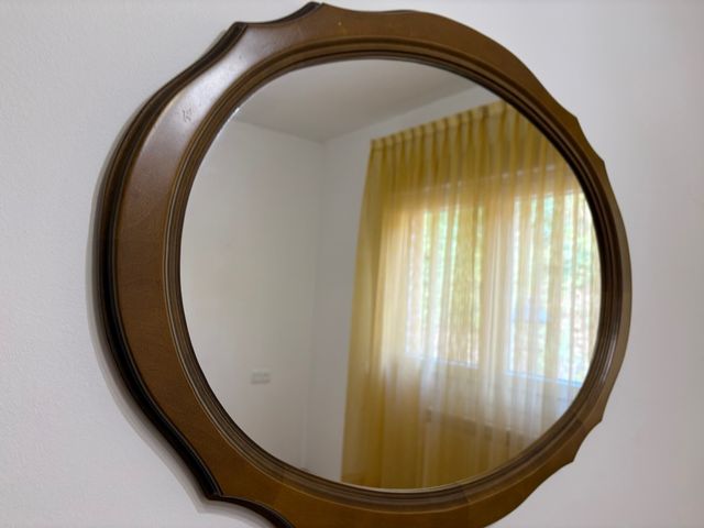 Espejo ovalado de madera
