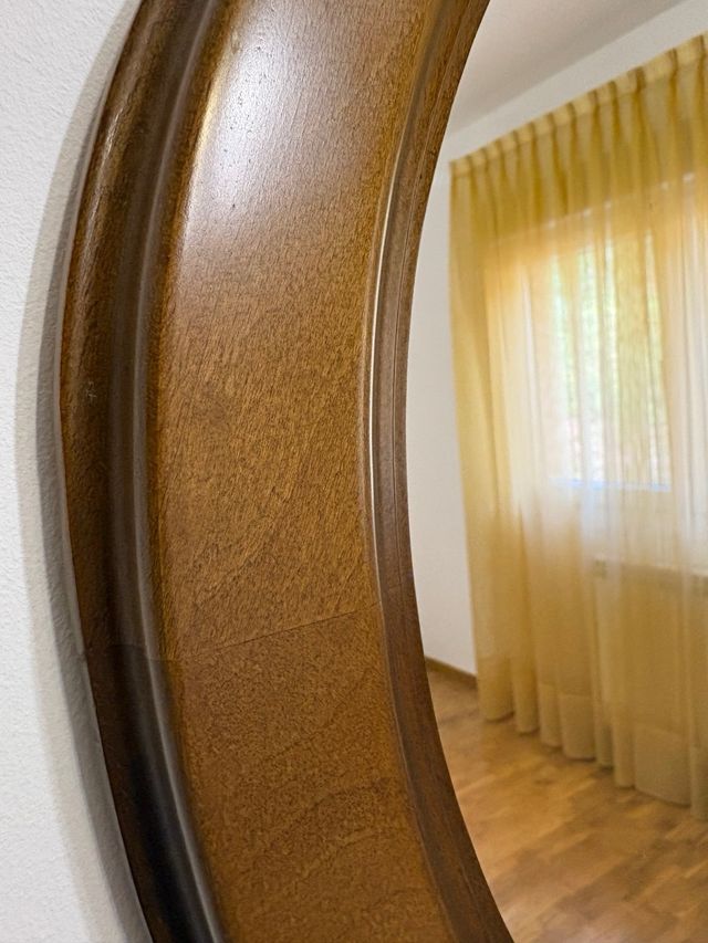 Espejo ovalado de madera