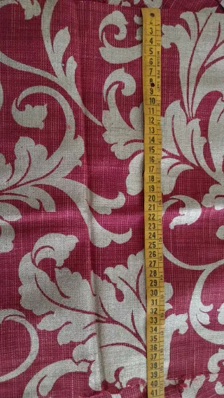 Tessuti con motivo floreale color lampone