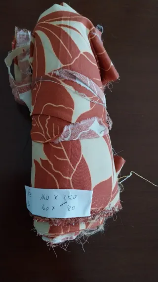 Tessuti con motivo floreale color lampone