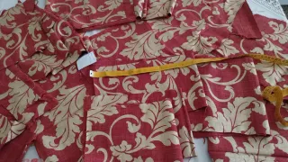 Tessuti con motivo floreale color lampone