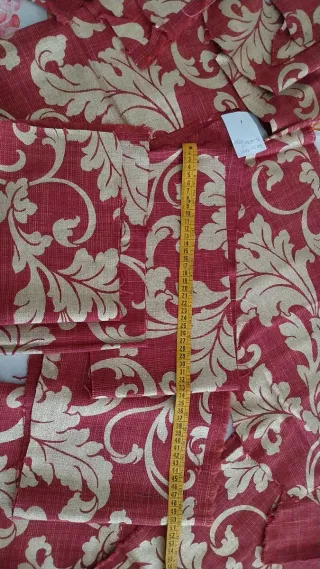 Tessuti con motivo floreale color lampone