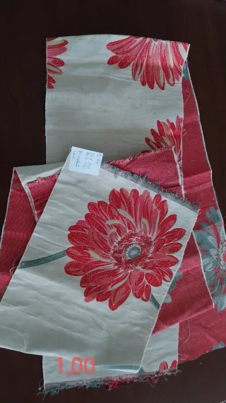 Tessuti con motivo floreale color lampone